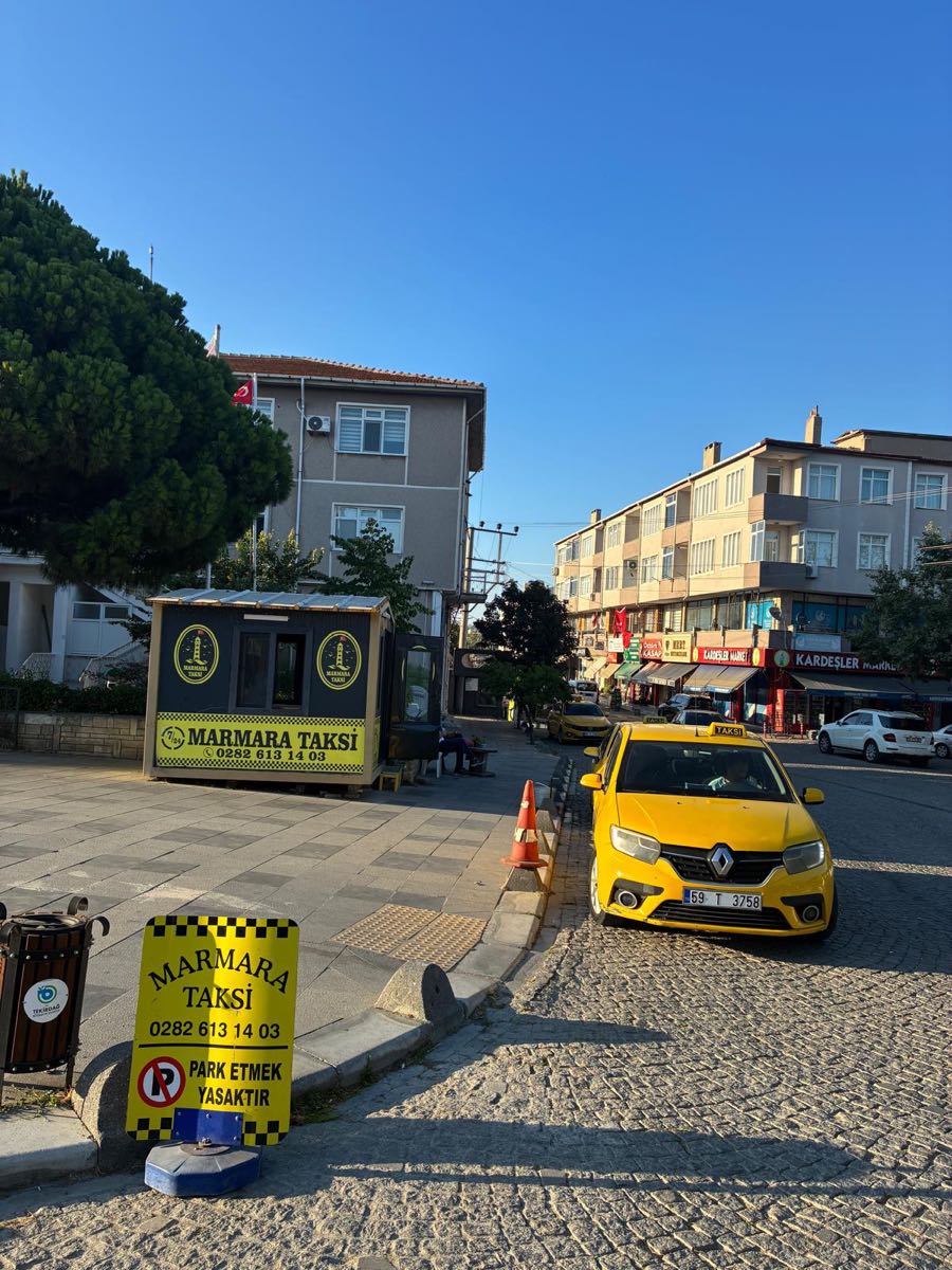 Marmara Taksi durağımızın Marmaraereğlisi ilçe merkezindeki tabelası ve aracımız