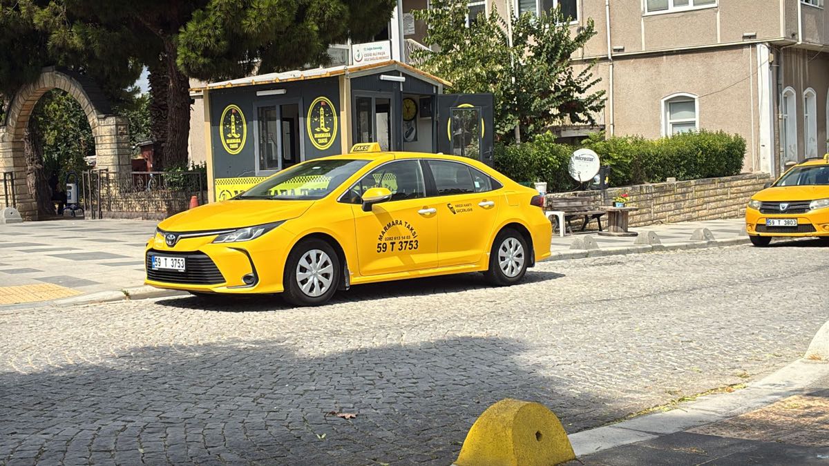 Marmaraereğlisi'nde yolcu almaya hazır Marmara Taksi aracı