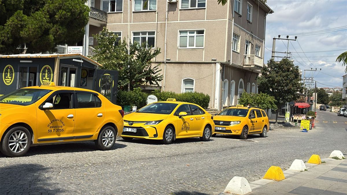 Marmaraereğlisi Cedit Ali Paşa'daki Marmara Taksi durağı ve sıra bekleyen sarı taksi araçlarımız